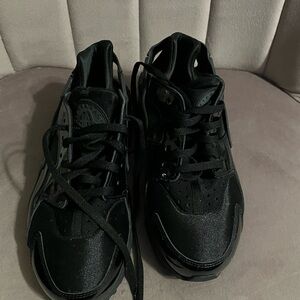 Black brand new patent leather nike huaraches size 5 1/2